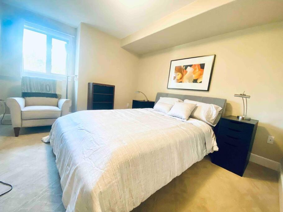 Amazing Location 2 Bedroom Minutes From Downtown Victoria Zewnętrze zdjęcie