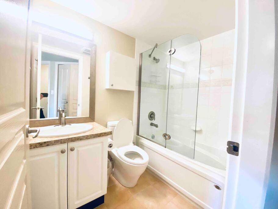Amazing Location 2 Bedroom Minutes From Downtown Victoria Zewnętrze zdjęcie